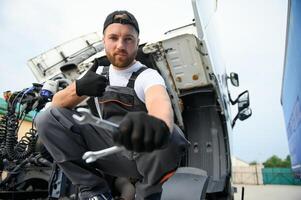 homem dentro uniforme. caminhão reparar. carro defeituoso foto