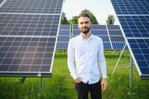 masculino trabalhador solar poder plantar em uma fundo do fotovoltaico painéis. foto