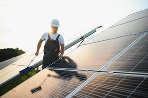 homem limpeza, solar poder lavando foto