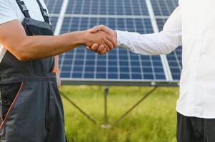 tremendo mãos do empresários e engenheiros depois de a conclusão do a acordo dentro a renovável energia e verde energia conceito indústria para substituir a tradicional Produção do eletricidade. foto