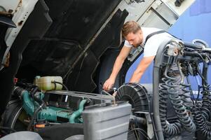 homem dentro uniforme. caminhão reparar. carro defeituoso foto