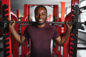 bonito jovem africano americano homem trabalhando Fora às a Academia foto