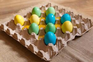 pintura ovos para páscoa, brilhante Páscoa feriado, crianças pintura ovos, colori ovos dentro uma cesta, colori ovos em uma ficar em pé, feriado fundo foto