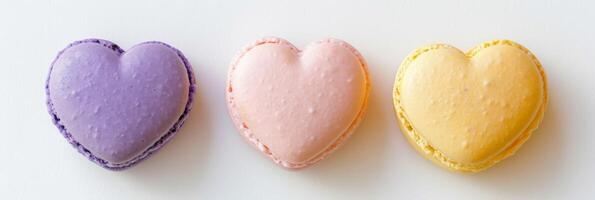 ai gerado em forma de coração macarons dentro roxo, rosa, e amarelo oferta uma sobremesa este é colorida, doce, e romântico foto