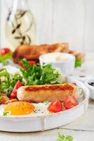 Inglês café da manhã. ceto café da manhã. frito ovo, feijões, frango linguiça e café copo. foto