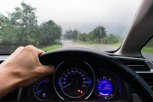 viagem conceito. do homem mão dentro uma carro em uma chuvoso dia com natureza fundo. depois de alguns Editar% s. foto