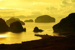 paisagem na montanha no mar no ponto de vista de samet nangshe. Baía de phang nga, natureza de viagens. viajar relaxar. viajar na tailândia, verão, feriado, atrações, natureza, plano de fundo, ao ar livre, praia, montanha foto