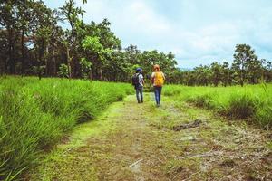 amante mulher e homens asiáticos viajar natureza. viajar relaxar. andar estudar o caminho da natureza na floresta foto