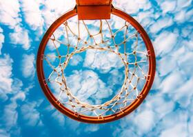 ai gerado basquetebol aro e azul céu com nuvens foto