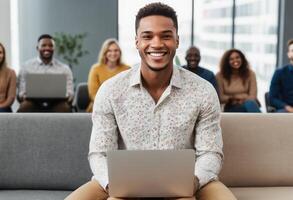 ai gerado alegre homem usando computador portátil com uma grupo dentro a fundo. positivo trabalhos meio Ambiente e equipe colaboração. foto