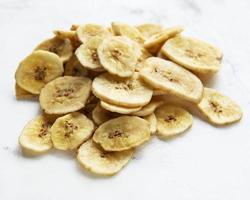 fatias ou chips de banana cristalizada desidratada foto