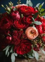 ai gerado Casamento ramalhete com vermelho e branco peônias e rosas. ai generativo foto