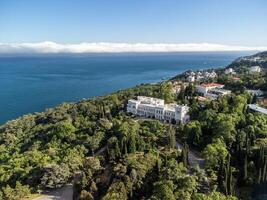 aéreo Visão do Livadia Palácio - localizado em a margens do a Preto mar dentro a Vila do Livadia dentro a yalta região do crimeia. Livadia Palácio estava uma verão retiro do a último russo czar nicholas ii foto