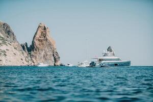 iate em calma mar. luxo cruzeiro viagem. Visão a partir de acima do branco foto