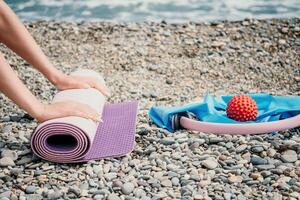 pilates Magia anel e borracha banda em ioga esteira perto mar. fêmea ginástica ioga conceito. saudável estilo de vida harmonia e meditação. foto