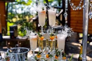 champanhe deslizar. pirâmide ou fonte fez do champanhe óculos. Casamento mesa decoração. foto