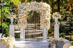 Casamento arco com flores arranjado dentro parque para uma Casamento cerimônia. concurso arco para celebração. foto