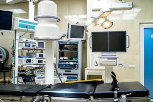 médico dispositivos, interior hospital Projeto conceito. interior do operativo quarto dentro moderno clínica, tela com testes fechar-se foto