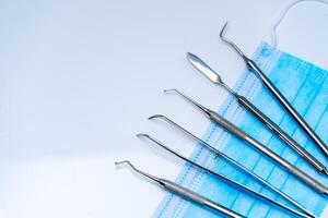 dentista médico instrumentos para examinando paciente. conjunto do instrumentos. foto