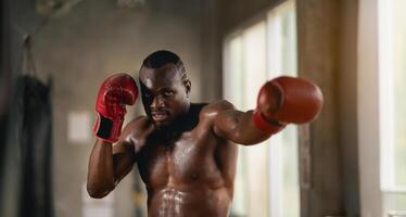 uma homem dentro uma boxe anel com suor em dele face. ele é vestindo uma vermelho luva. cena é intenso e focado foto