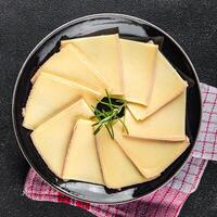 raclette queijo saboroso comendo delicioso tradicional refeição cozinhando Aperitivo refeição Comida lanche foto