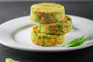 vegetariano costeleta vegetal cenoura, brócolis, batatas fresco vegano Comida saboroso saudável comendo refeição foto