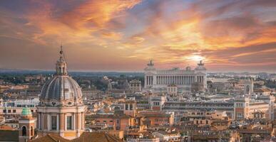 aéreo Visão do Roma às pôr do sol histórico cúpulas e altar della pátria foto