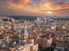 aéreo pôr do sol Visão do Roma histórico Horizonte e brilhando paisagem urbana foto