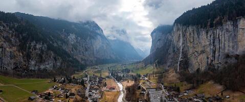 aéreo Visão do Murra, Suíça alpino Cidade no meio enevoado montanhas foto