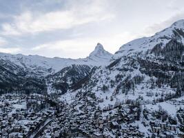 aéreo Visão do zermatt esqui recorrer e Matterhorn, suíço Alpes dentro inverno foto