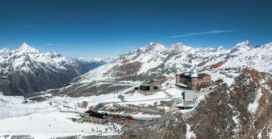 aéreo Visão do zermatt esqui recorrer, suíço Alpes com trem e matterhorn pico foto