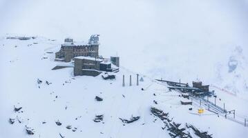 aéreo Visão do Nevado zermatt esqui recorrer, Suíça com trem e hotel foto