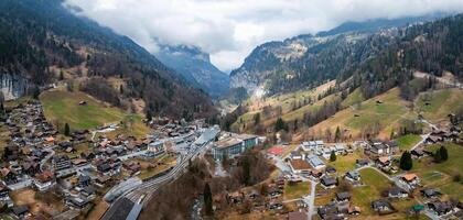 aéreo Visão do Murra, Suíça alpino Cidade no meio exuberante prados e montanhas foto