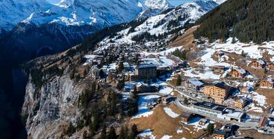 aéreo Visão do Murra, Suíça alpino Cidade em meio a neve limitado picos foto