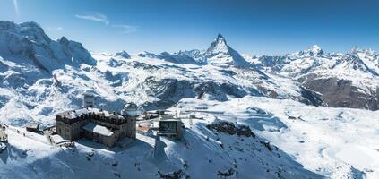 aéreo Visão do zermatt esqui recorrer e matterhorn pico, suíço Alpes foto