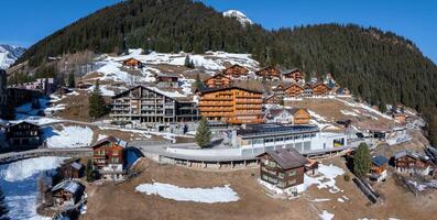 aéreo Visão do Murra, Suíça alpino Vila em meio a Nevado montanhas foto