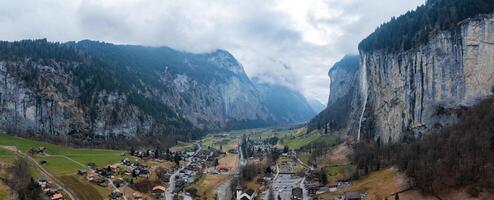 aéreo Visão do Murra, Suíça alpino Cidade no meio áspero montanhas foto