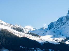 inverno país das maravilhas dentro Murra, Suíça alpino Vila e Nevado picos foto