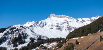 aéreo Visão do Murra, Suíça com neve limitado picos e chalés foto