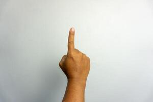 número 1 mão placa isolado em branco. apontando a dedo. homem mão número 1 gesto foto
