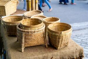 vime cestas fez a partir de rattan e bambu. local artesanato mercado dentro banda Aceh, Indonésia foto