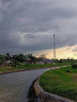 irrigação água fluxo, noite, crepúsculo panorama foto