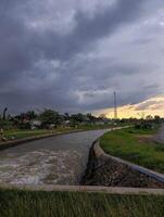 irrigação água fluxo, noite, crepúsculo panorama foto