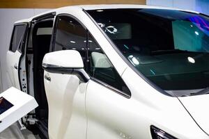 noida, uttar Pradesh, Índia, 28 novembro 2023- a futurista dirigindo sozinho totalmente Autônomo elétrico, diesel e gasolina carro exibido às a auto expo 2023. criativo carro projetado para automóvel futuro. foto