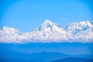 pico muito alto de nainital, índia, a cordilheira que é visível nesta foto é a cordilheira do himalaia, beleza da montanha em nainital em uttarakhand, índia