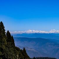 pico muito alto de nainital, índia, a cordilheira que é visível nesta foto é a cordilheira do himalaia, beleza da montanha em nainital em uttarakhand, índia