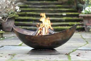 ai gerado aço fogo Cova com chamas dentro uma quintal oferta calor e acolhedor ao ar livre lazer foto