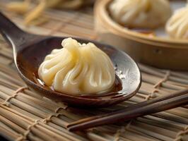 ai gerado uma solteiro delicioso xiao grandes bao delicadamente em repouso em uma bambu colher. generativo ai. foto