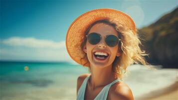 ai gerado feliz mulher em de praia vestindo oculos de sol e chapéu. verão período de férias e viagem. quente ensolarado dia em a de praia de a oceano. ai generativo foto