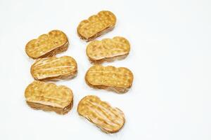 delicioso doce biscoitos dentro uma protetora celofane pacote para venda em uma branco foto